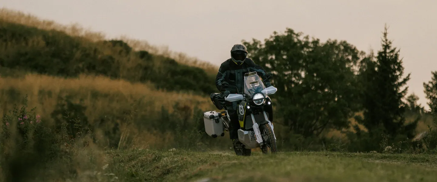Husqvarna Norden 901 Expedition 2026 en carretera o entorno urbano durante una ruta