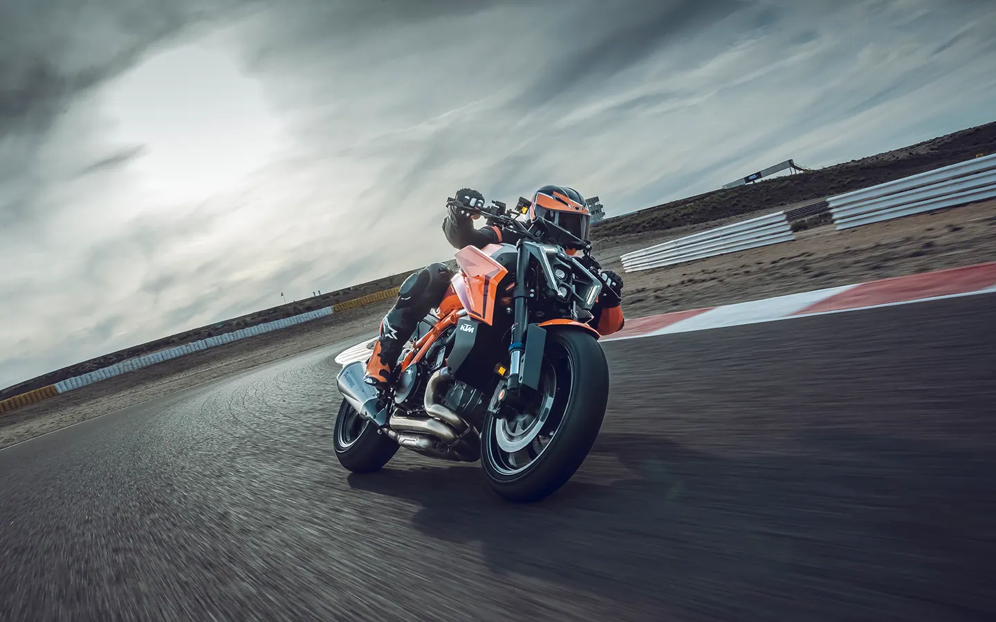 KTM 1390 Super Duke R EVO 2026 en carretera o entorno urbano lista para seguir rodando