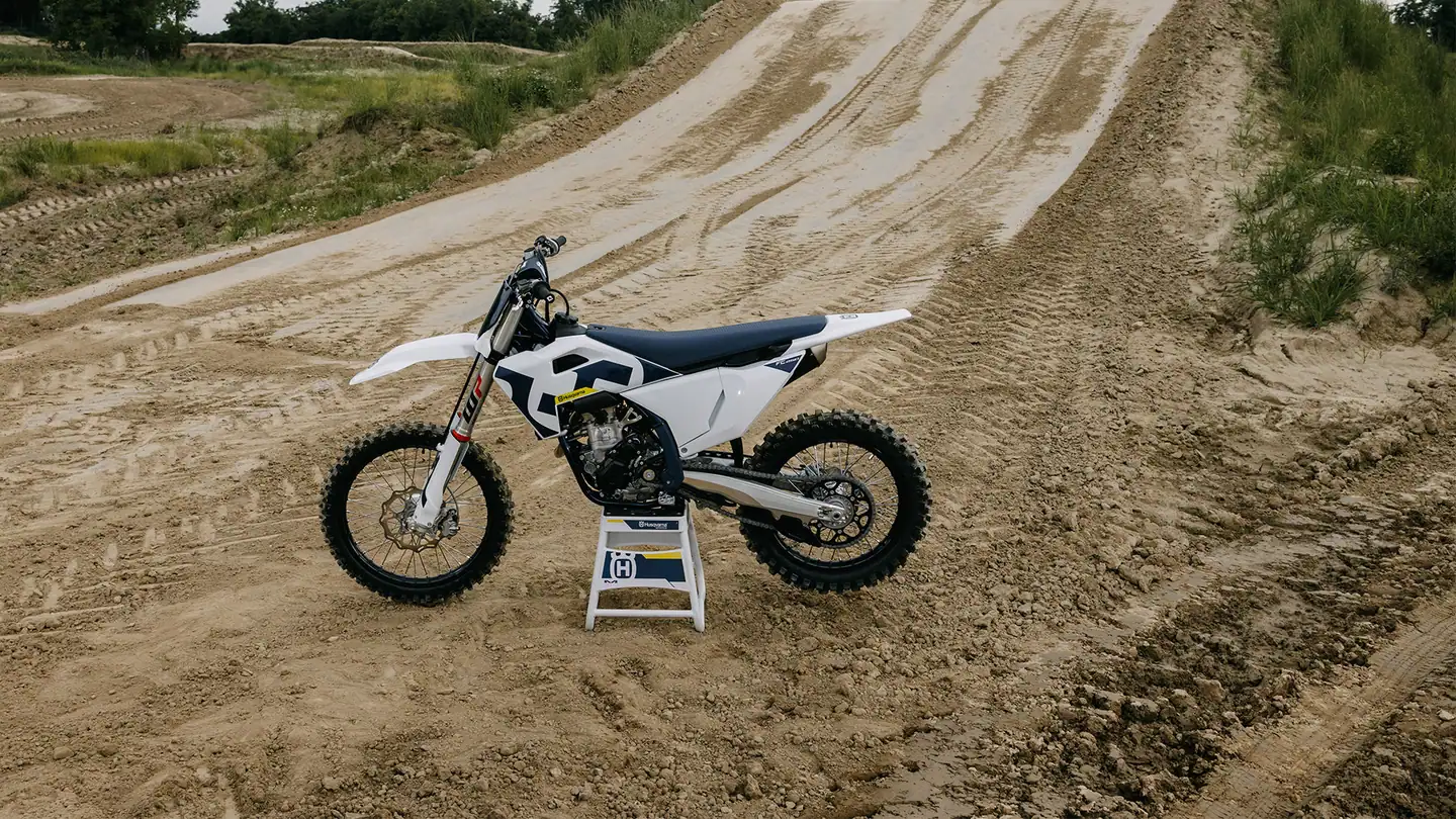 Husqvarna FC 250 2026 en terreno off-road lista para seguir rodando