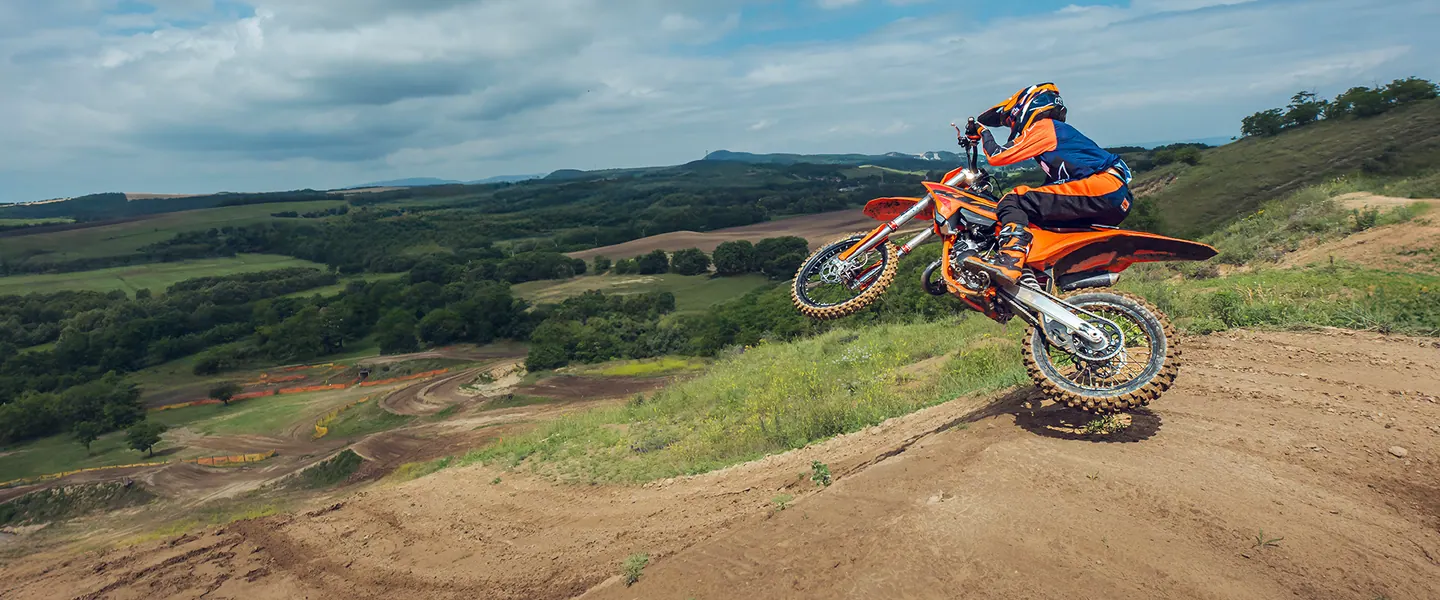 KTM 85 SX 19/16 2026 en terreno off-road durante una ruta