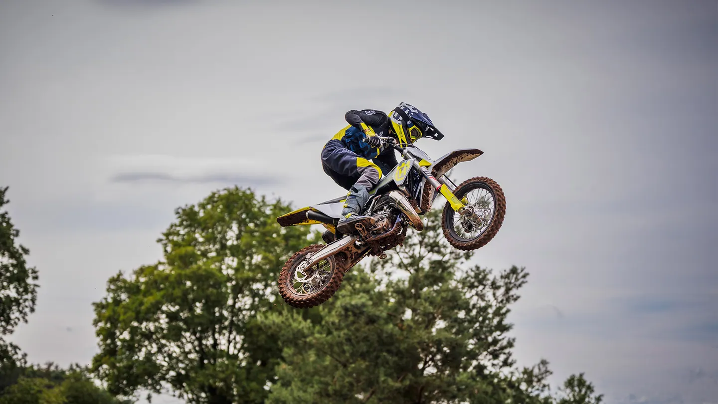 Husqvarna TC 65 2026 en terreno off-road durante una ruta