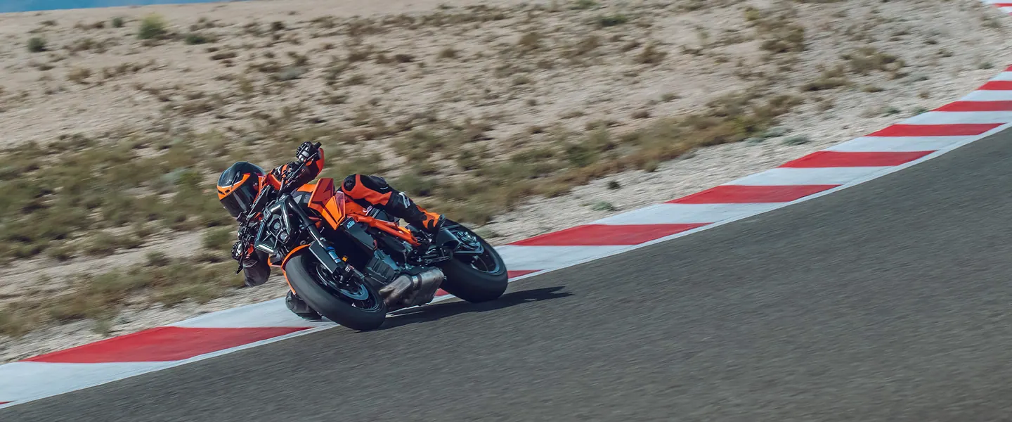 KTM 1390 Super Duke R EVO 2026 en carretera o entorno urbano lista para seguir rodando