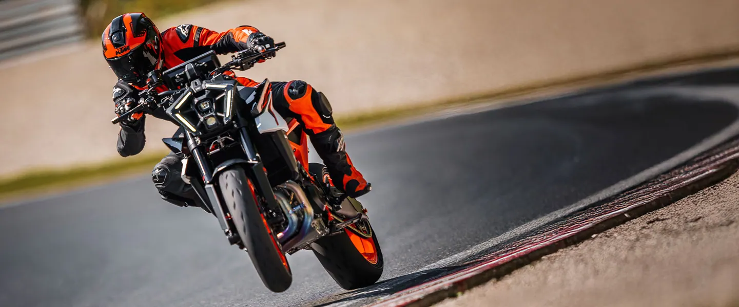 KTM 990 Duke R 2026 en carretera o entorno urbano como imagen principal