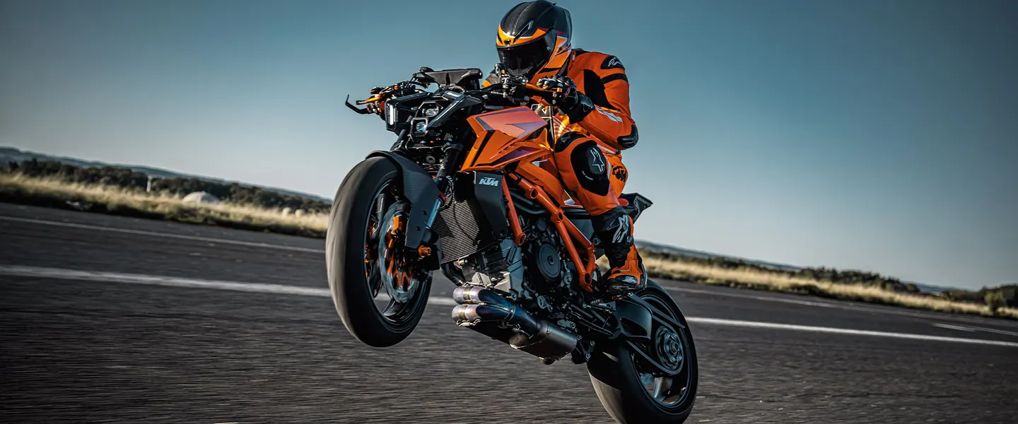 KTM 1390 Super Duke R 2026 en carretera o entorno urbano lista para seguir rodando