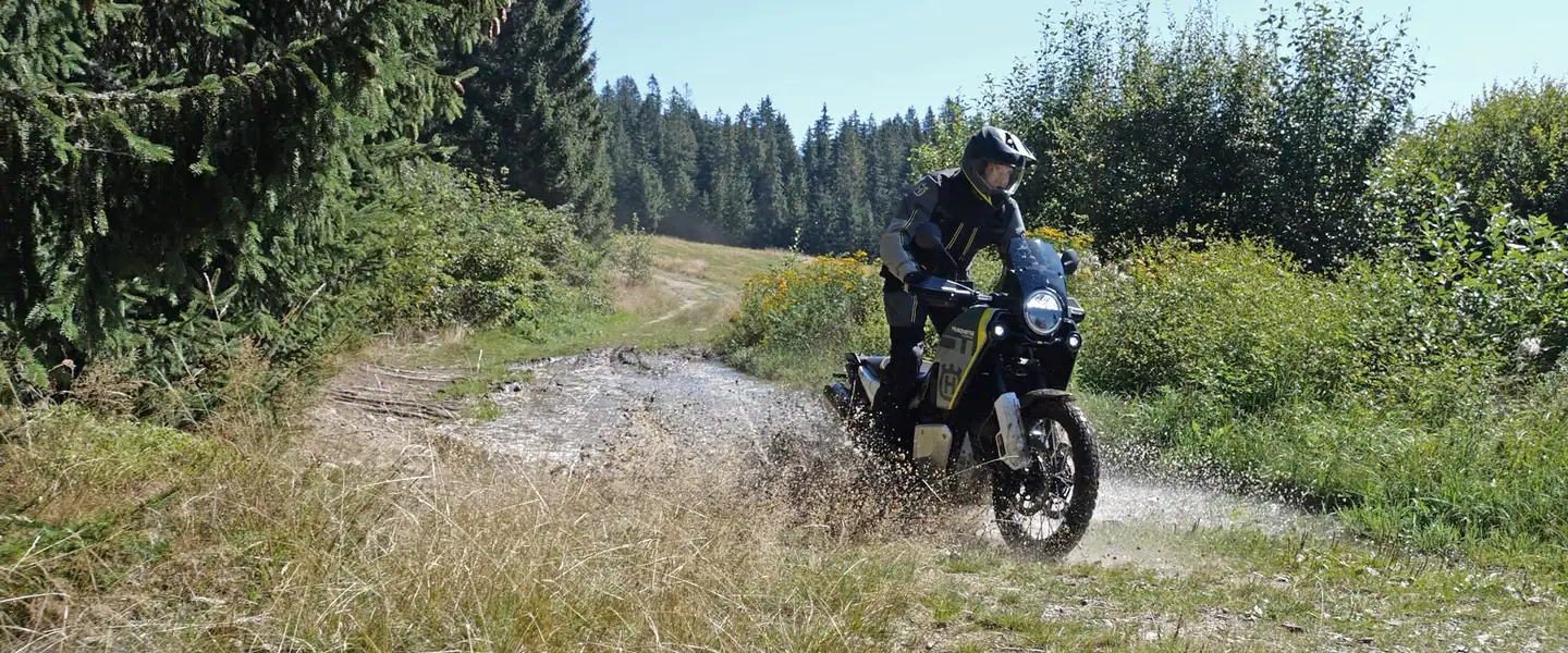 Husqvarna Norden 901 2026 en carretera o entorno urbano durante una ruta