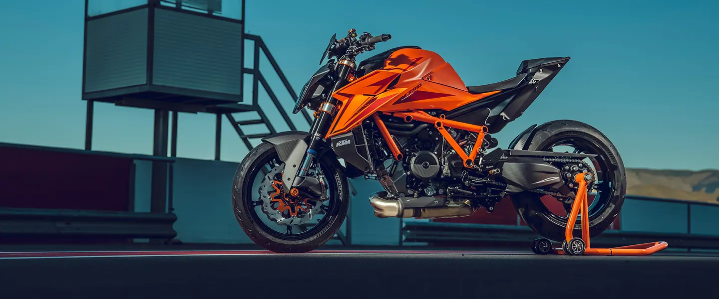 KTM 1390 Super Duke R EVO 2026 en carretera o entorno urbano como imagen principal
