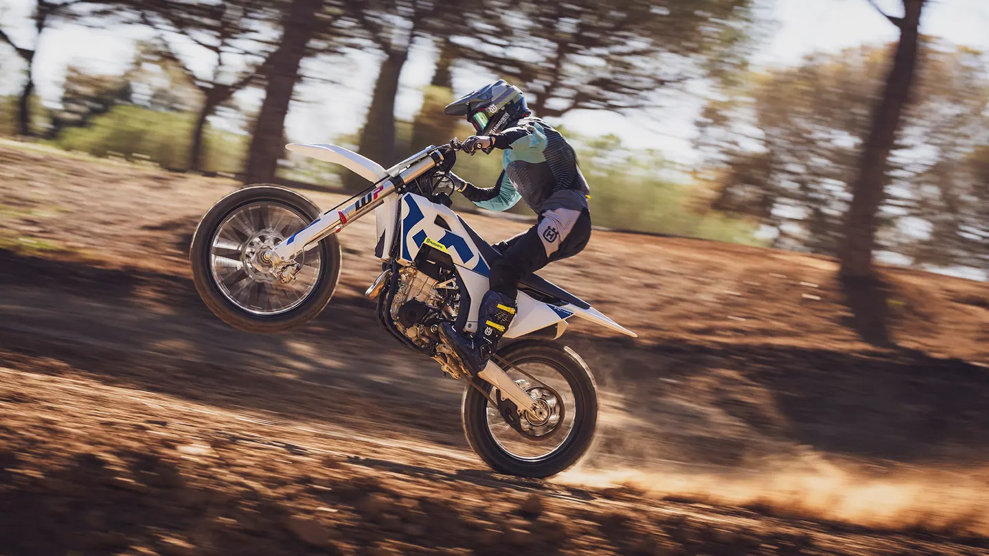 Husqvarna FC 450 2026 en terreno off-road durante una ruta