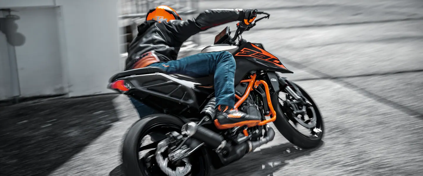KTM 390 Duke 2026 en carretera o entorno urbano lista para seguir rodando