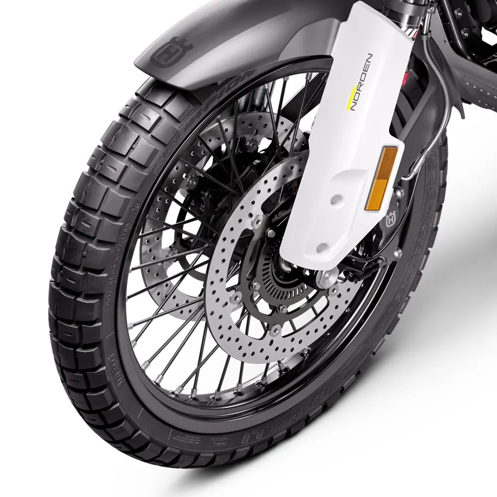 Husqvarna Norden 901 2026 en carretera o entorno urbano durante una ruta