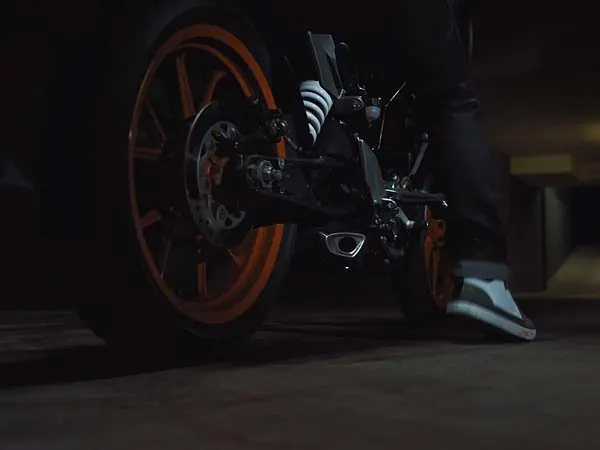 KTM Duke circulando de noche con las luces encendidas lista para seguir rodando