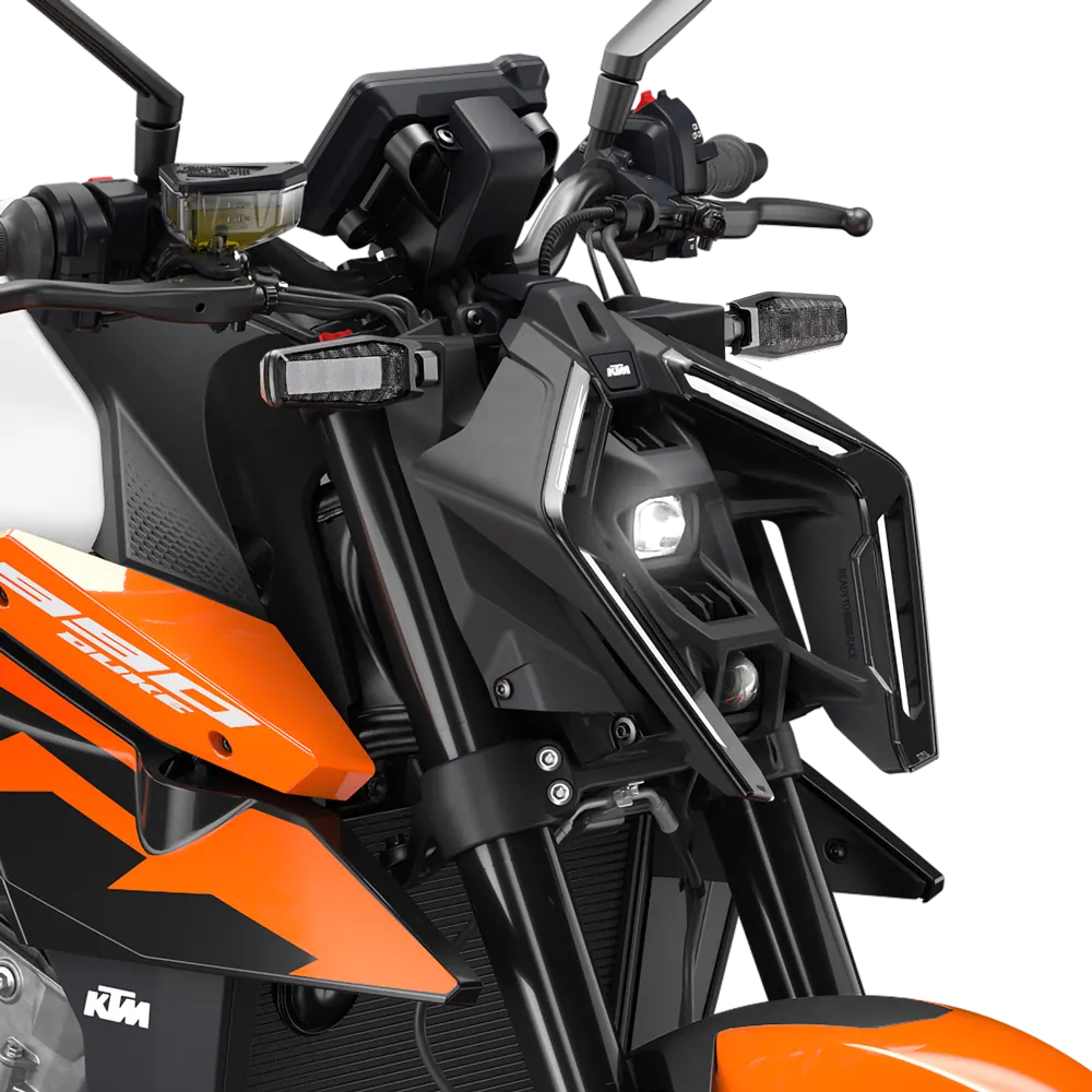 faro LED de la KTM 990 Duke circulando de noche con las luces encendidas durante una ruta