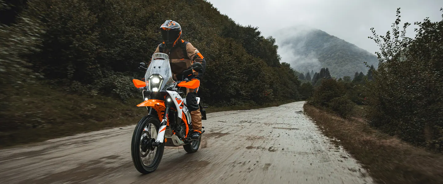 KTM 390 Adventure R 2026 en carretera o entorno urbano lista para seguir rodando