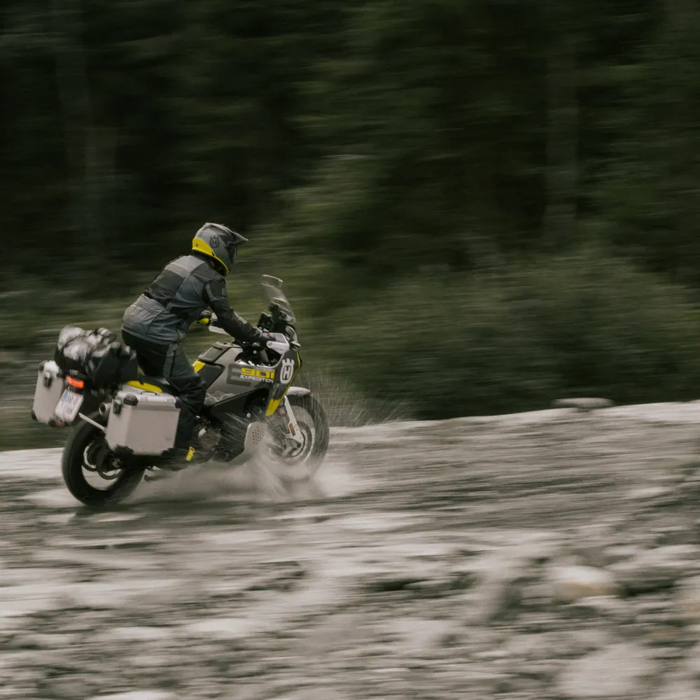 Husqvarna Norden 901 Expedition 2026 en carretera o entorno urbano durante una ruta
