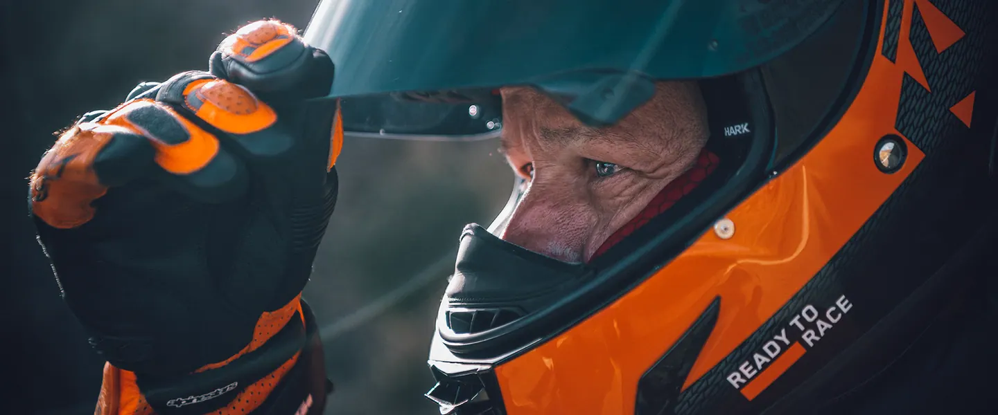 KTM 890 SMT 2026 en carretera o entorno urbano lista para seguir rodando