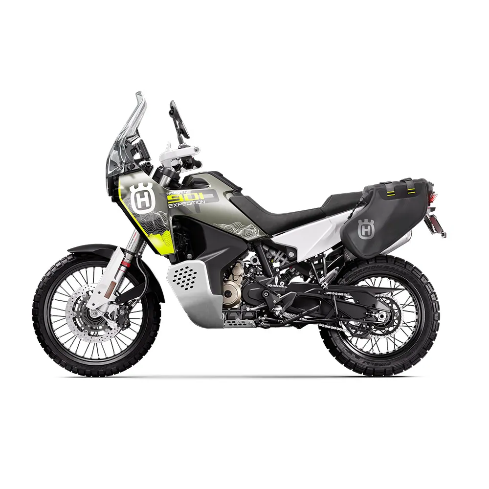 Husqvarna Norden 901 Expedition 2026 en carretera o entorno urbano durante una ruta