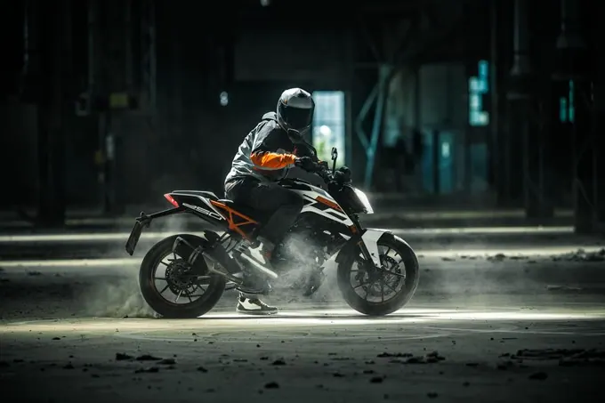 KTM Duke circulando de noche con las luces encendidas durante una ruta