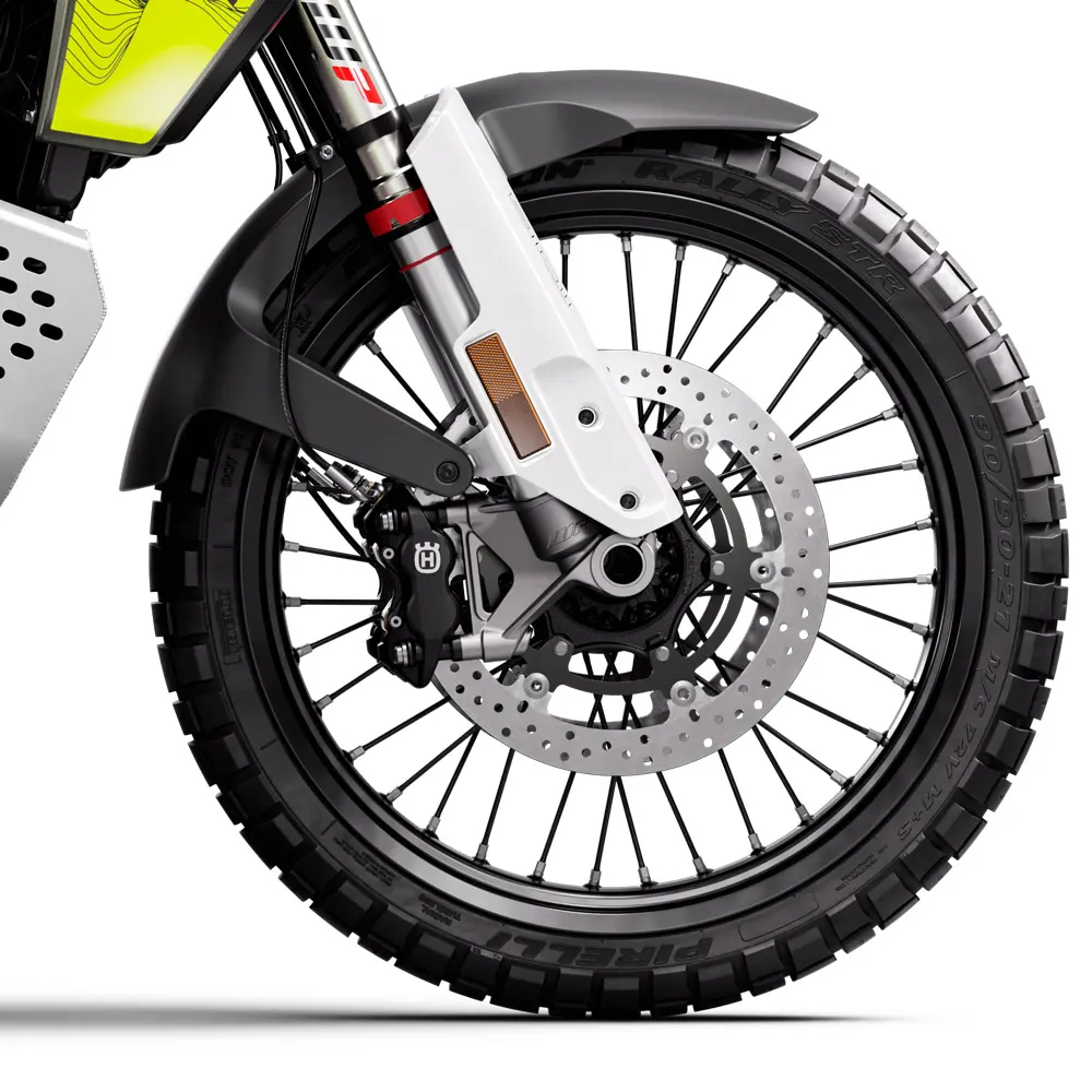 Husqvarna Norden 901 Expedition 2026 en carretera o entorno urbano durante una ruta