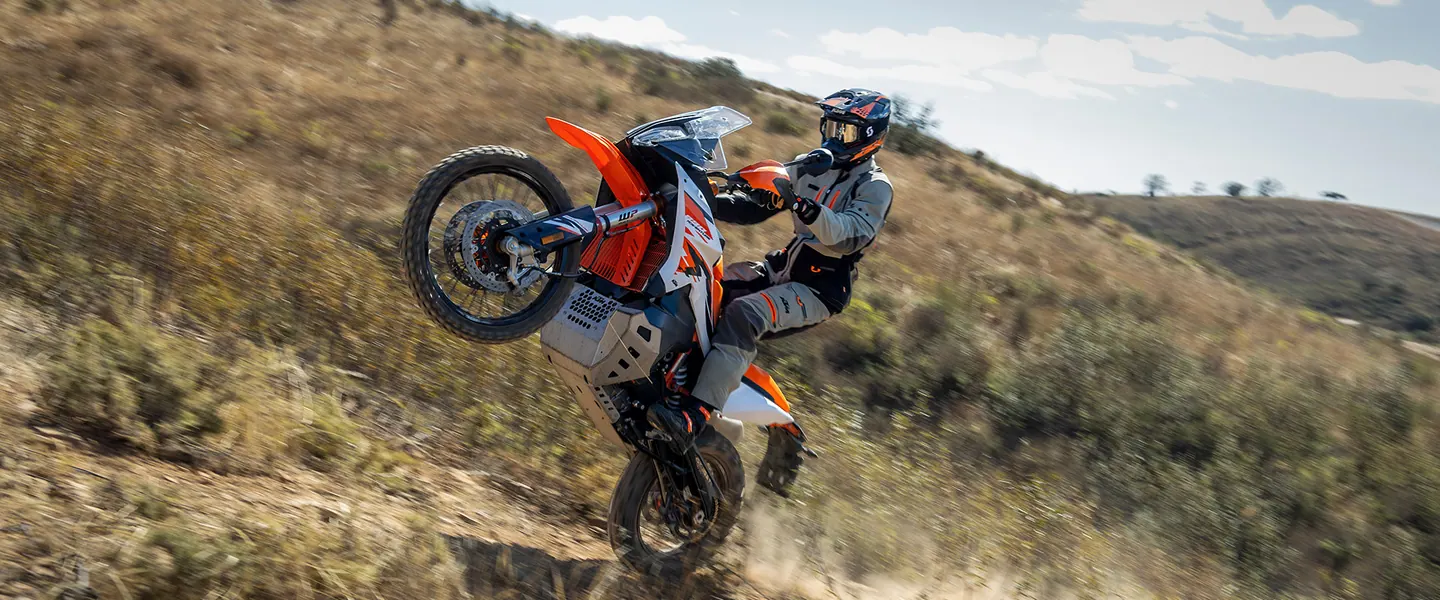 KTM 890 Adventure R 2026 en carretera o entorno urbano como imagen principal
