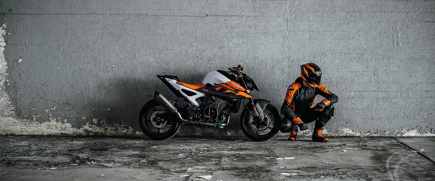 KTM 990 Duke 2026 en carretera o entorno urbano como imagen principal