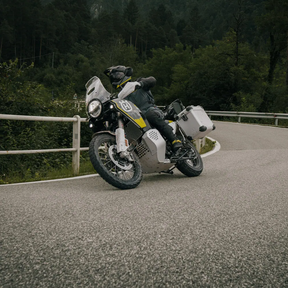 Husqvarna Norden 901 Expedition 2026 en carretera o entorno urbano durante una ruta