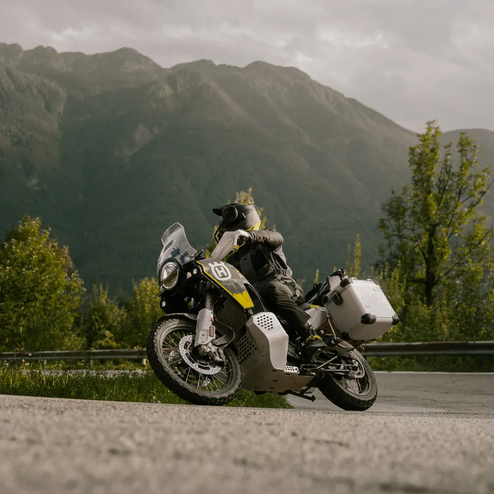 Husqvarna Norden 901 Expedition 2026 en carretera o entorno urbano durante una ruta