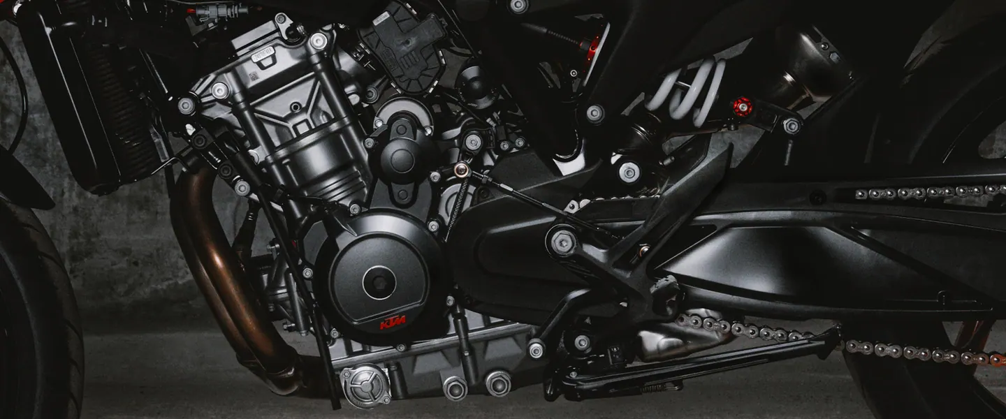 KTM 790 Duke 2026 en carretera o entorno urbano lista para seguir rodando