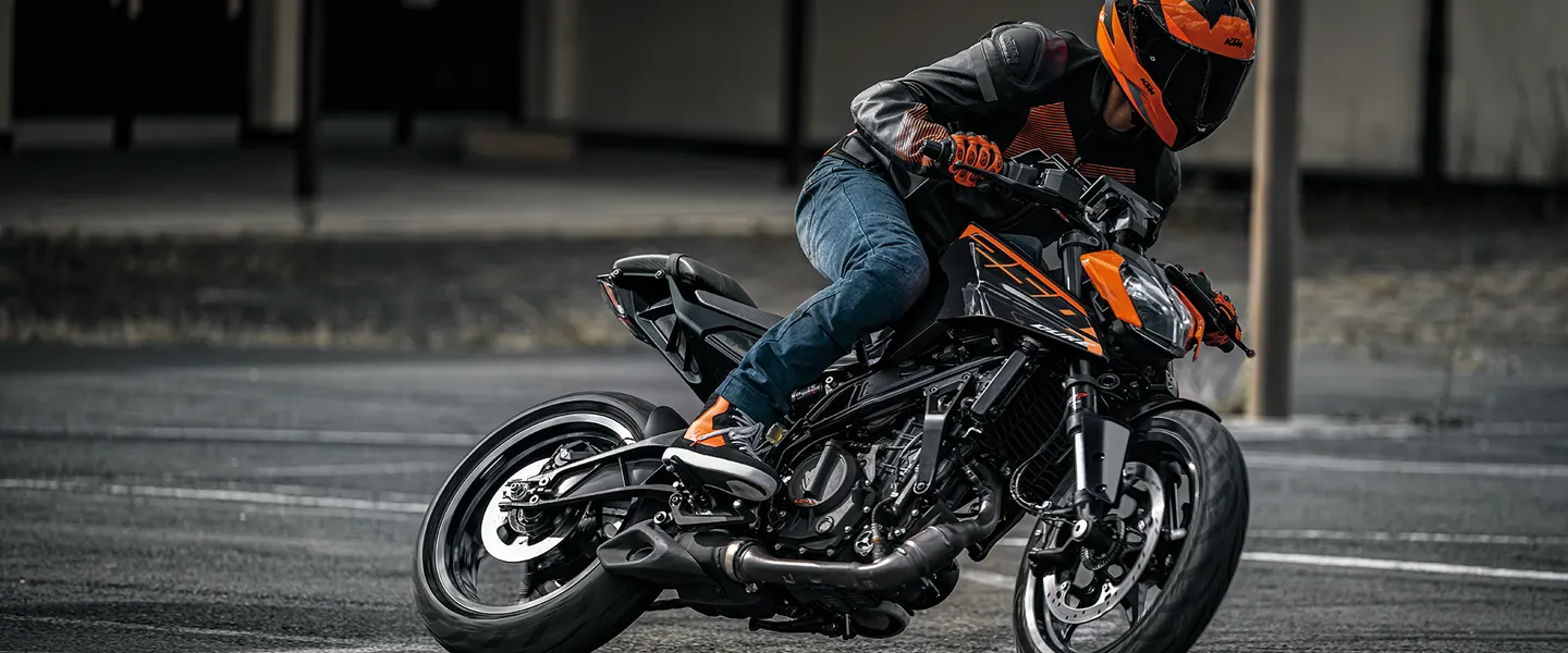 KTM 250 Duke 2026 en carretera o entorno urbano lista para seguir rodando