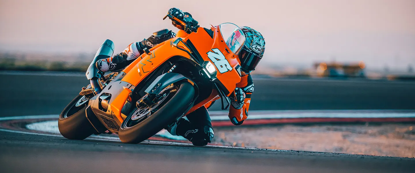 KTM 990 RC R 2026 en carretera o entorno urbano durante una ruta