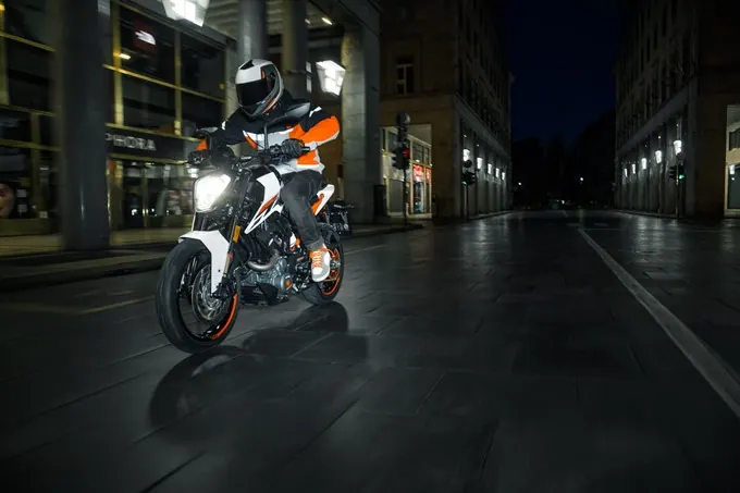 KTM Duke circulando de noche con las luces encendidas lista para seguir rodando