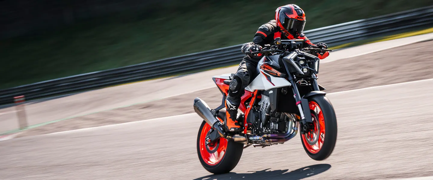KTM 990 Duke R 2026 en carretera o entorno urbano lista para seguir rodando
