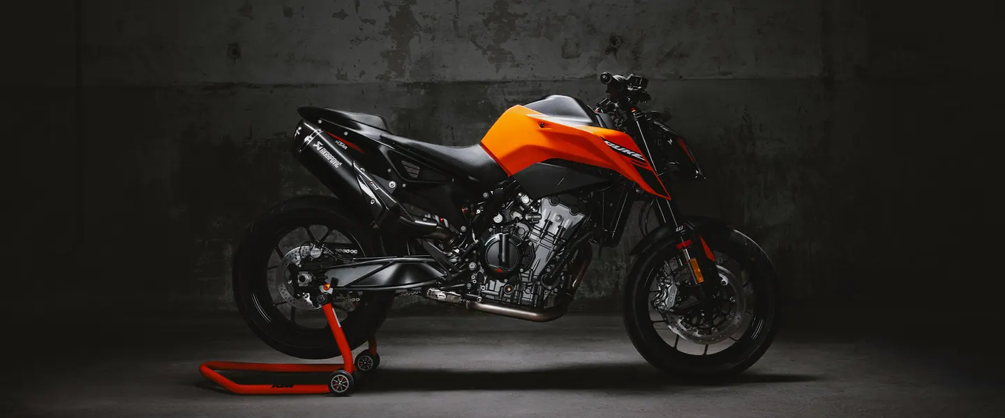 KTM 790 Duke 2026 en carretera o entorno urbano lista para seguir rodando