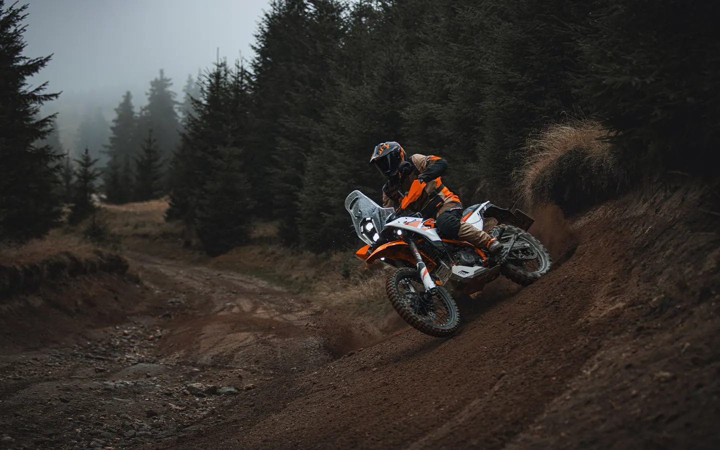 KTM 390 Adventure R 2026 en carretera o entorno urbano como imagen principal
