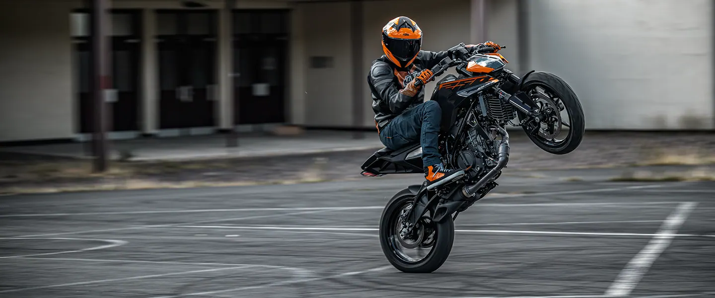 KTM 250 Duke 2026 en carretera o entorno urbano durante una ruta