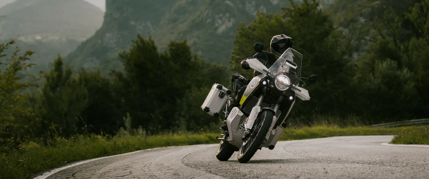 Husqvarna Norden 901 Expedition 2026 en carretera o entorno urbano lista para seguir rodando