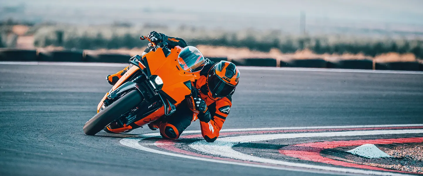 KTM 990 RC R 2026 en carretera o entorno urbano lista para seguir rodando