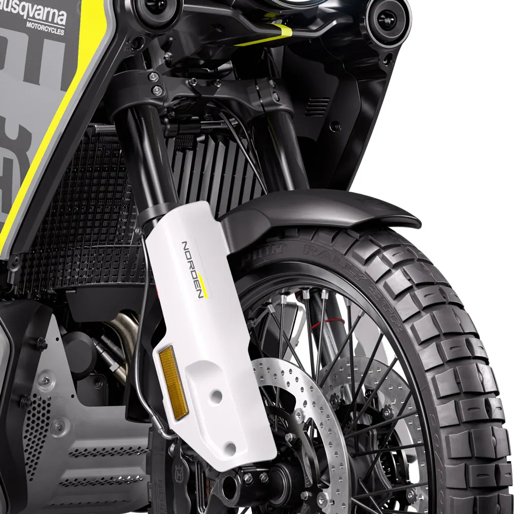 Husqvarna Norden 901 2026 en carretera o entorno urbano durante una ruta