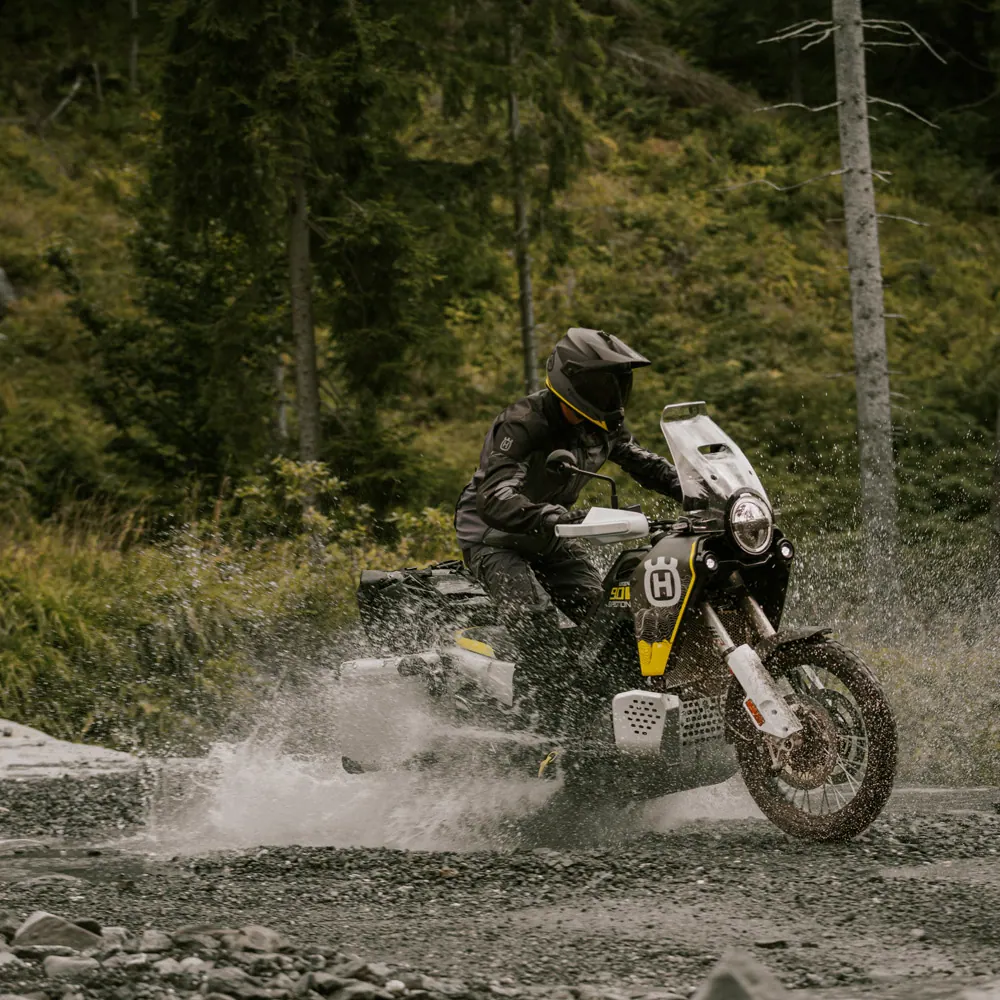 Husqvarna Norden 901 Expedition 2026 en carretera o entorno urbano lista para seguir rodando