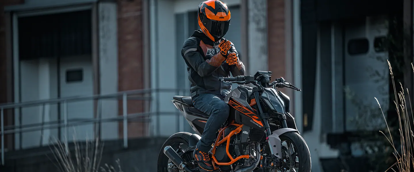 KTM 390 Duke 2026 en carretera o entorno urbano durante una ruta