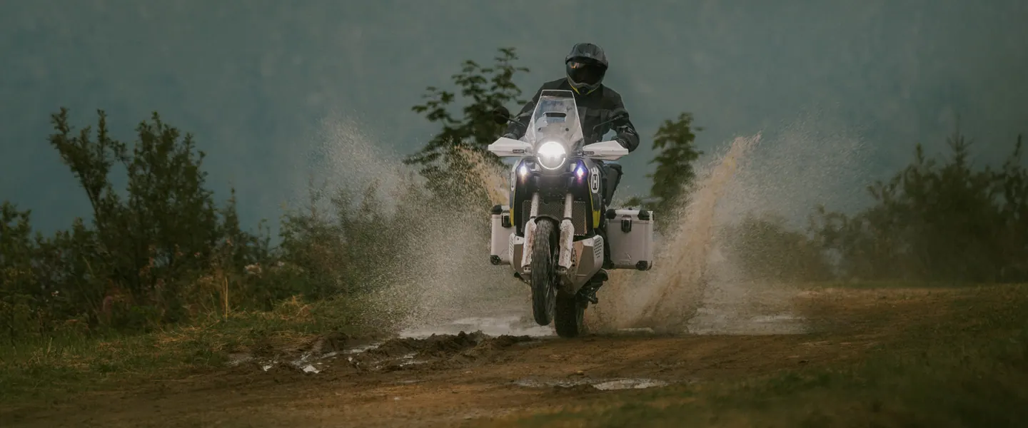 Husqvarna Norden 901 Expedition 2026 en carretera o entorno urbano durante una ruta