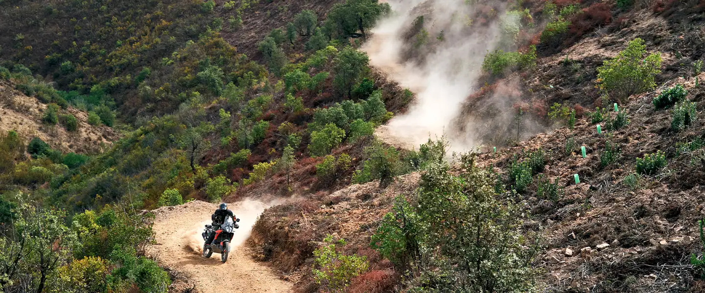KTM 790 Adventure 2026 en carretera o entorno urbano lista para seguir rodando