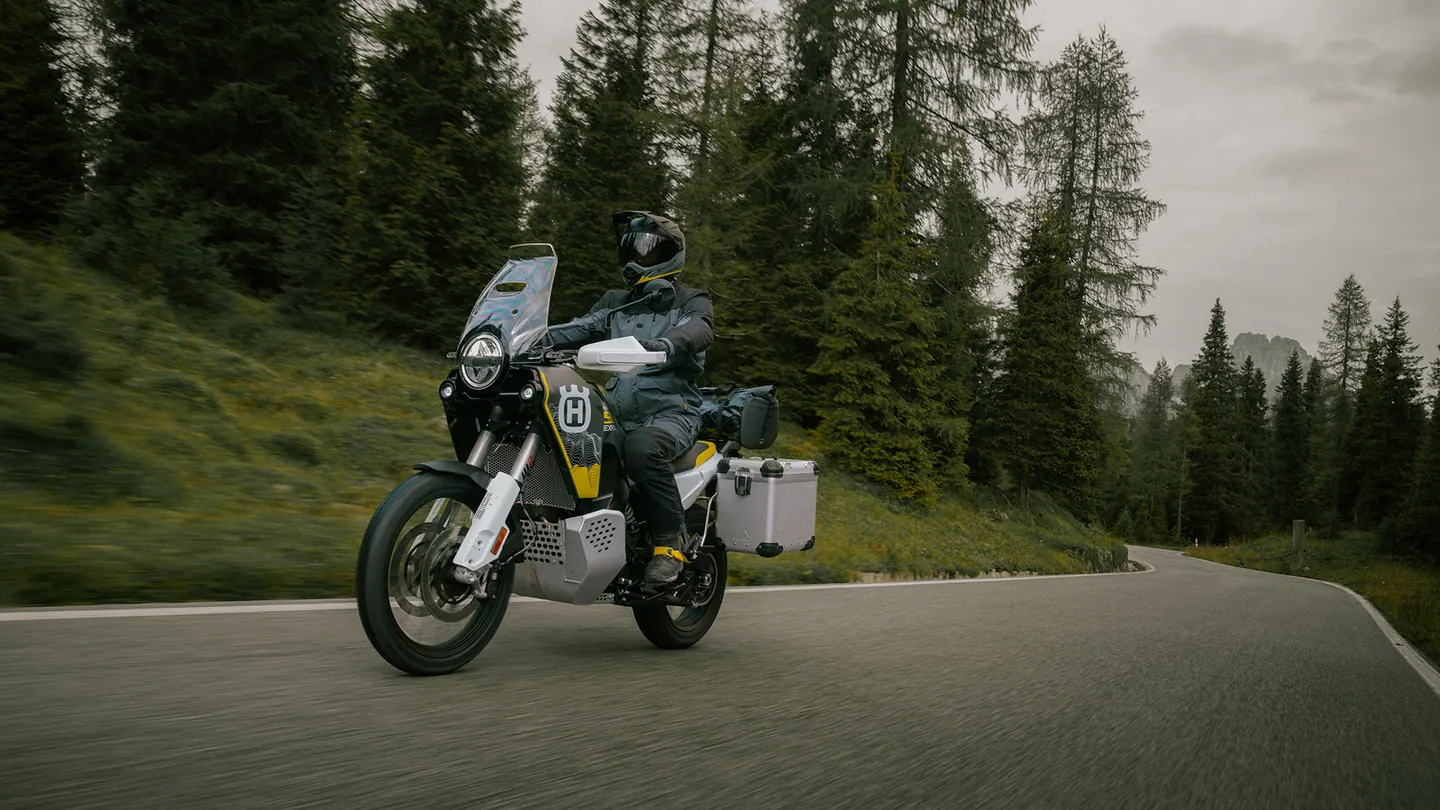 Husqvarna Norden 901 Expedition 2026 en carretera o entorno urbano durante una ruta