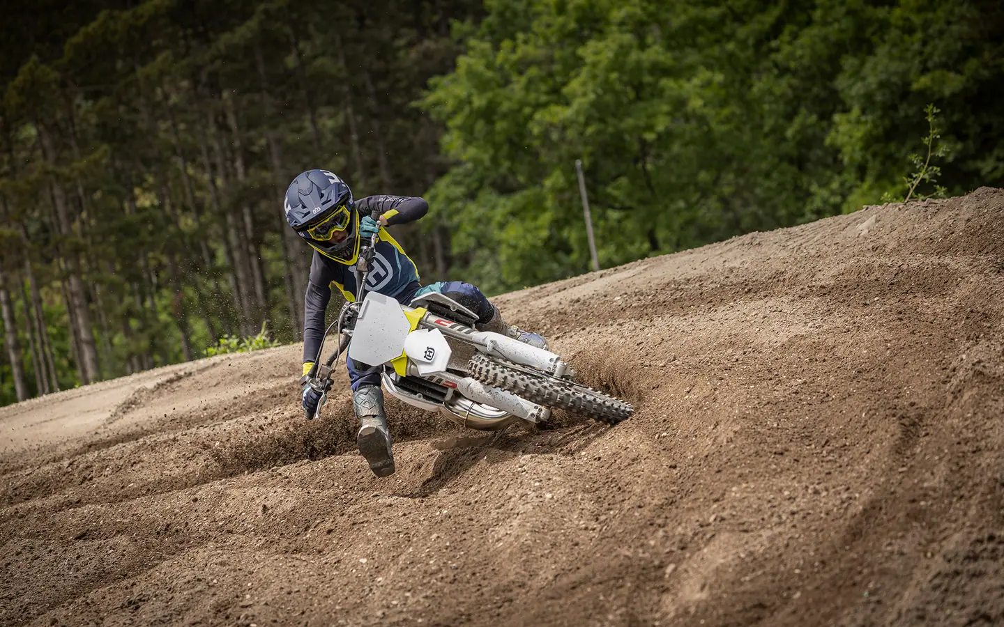 Husqvarna TC 85 17/14 2026 en terreno off-road lista para seguir rodando