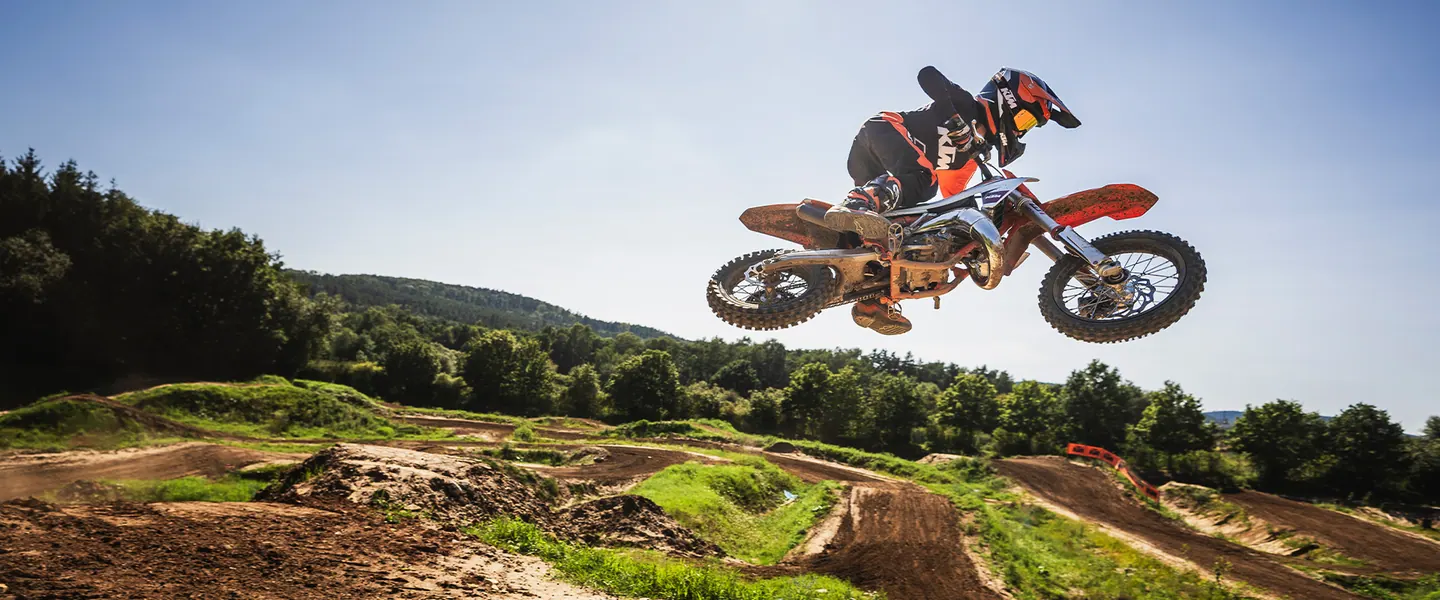 KTM 65 SX 2026 en terreno off-road durante una ruta