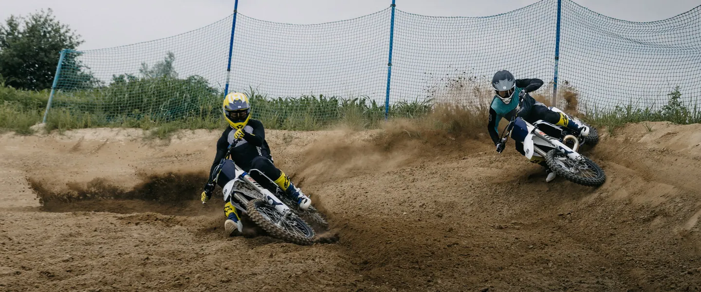 Husqvarna FC 250 2026 en terreno off-road durante una ruta