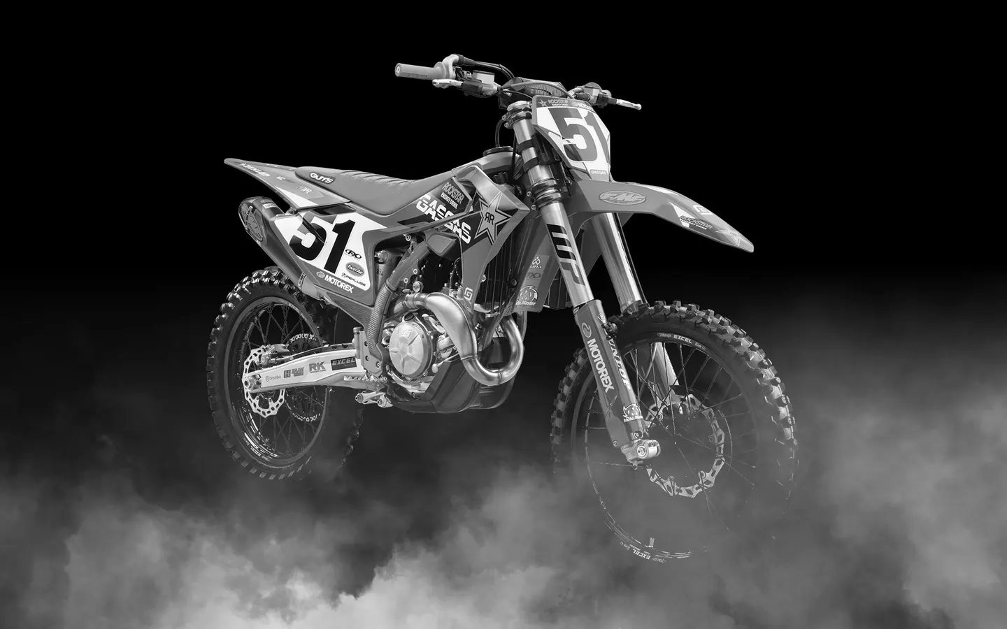 GASGAS MC 450F Factory Edition 2025 en terreno off-road durante una ruta