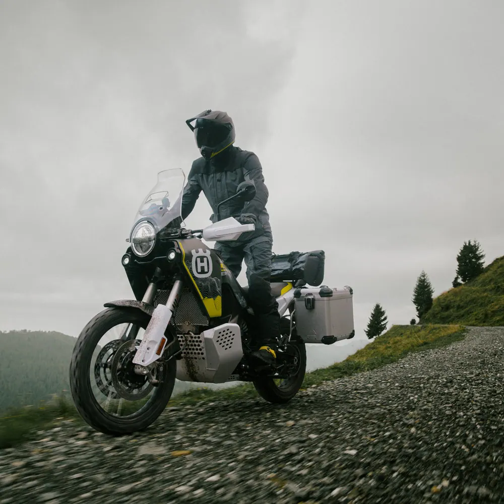 Husqvarna Norden 901 Expedition 2026 en carretera o entorno urbano durante una ruta