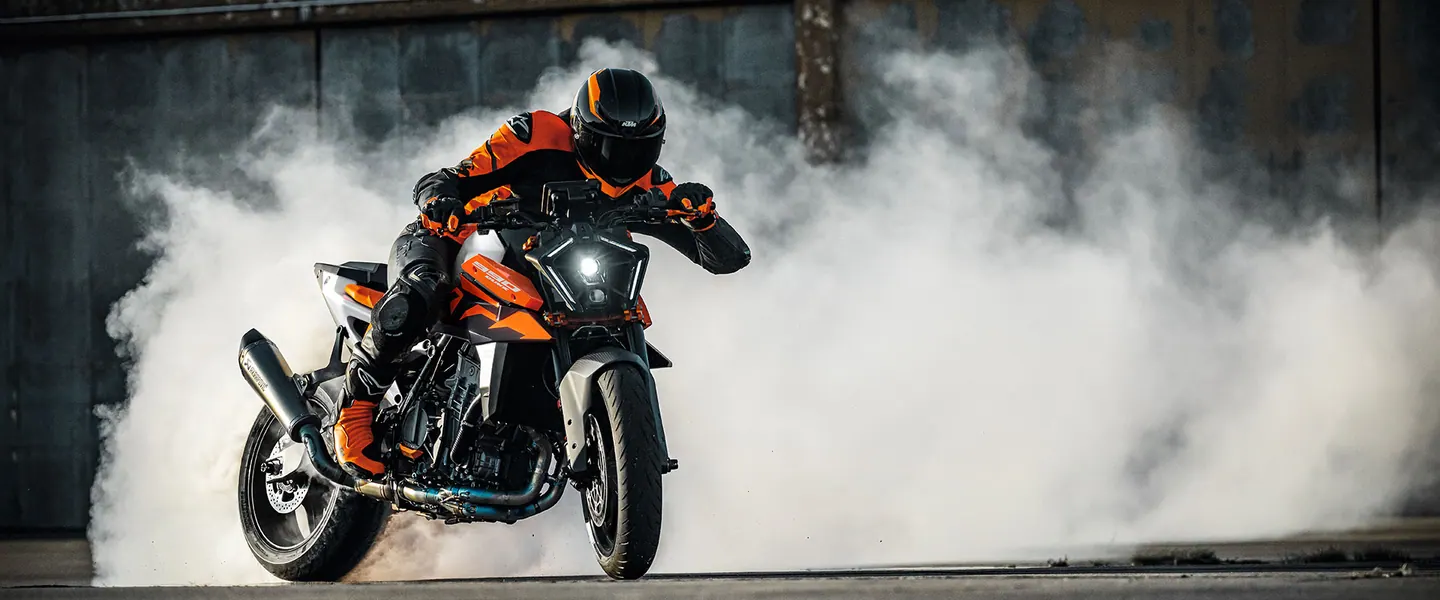 KTM 990 Duke 2026 en carretera o entorno urbano durante una ruta