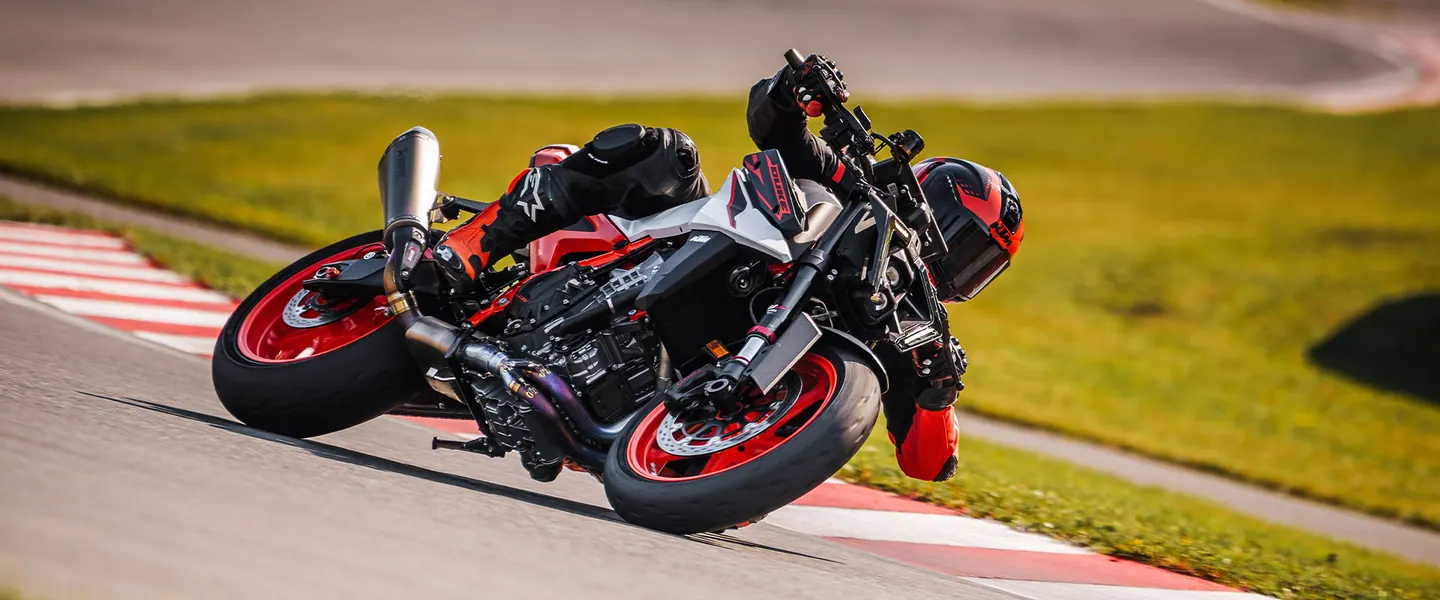 KTM 990 Duke R 2026 en carretera o entorno urbano lista para seguir rodando