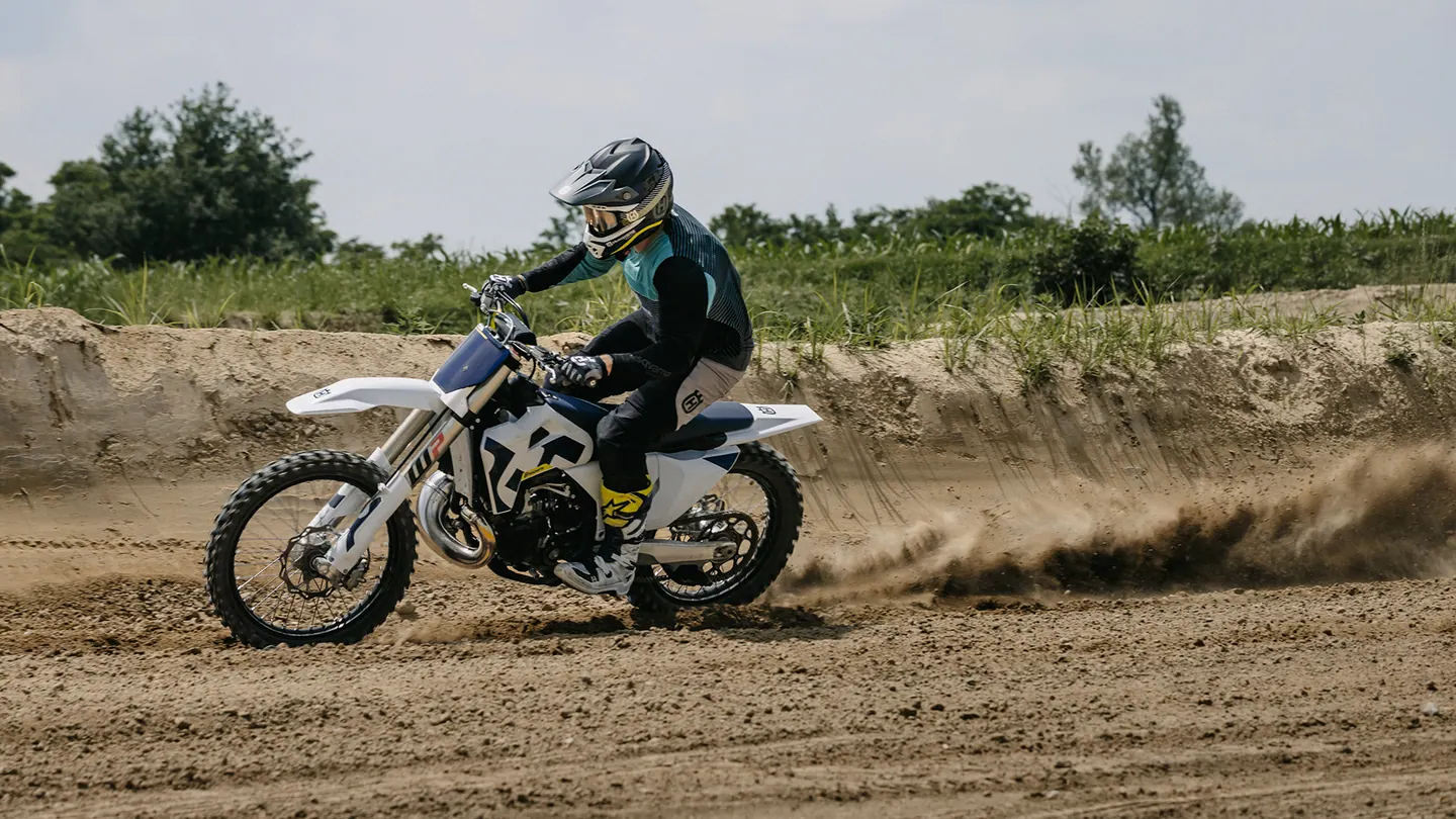 Husqvarna TC 250 2026 en terreno off-road durante una ruta