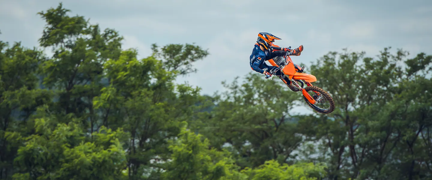 KTM 85 SX 17/14 2026 en terreno off-road como imagen principal
